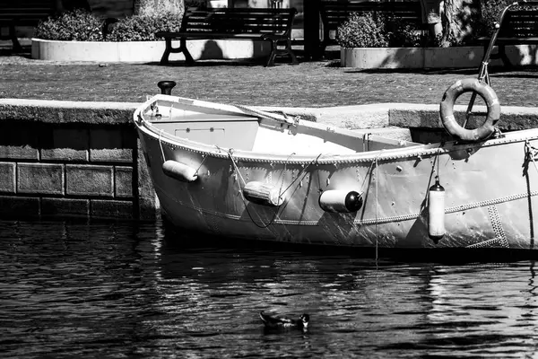 Pequeno Barco Branco Com Pára Lamas Laranja Ancorado Pequeno Cais — Fotografia de Stock