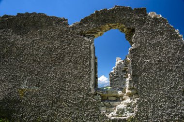 İtalya 'nın Trentino Alto Adige bölgesindeki Folgaria Platosu' ndaki Avusturya-Macaristan 2. Dünya Savaşı kalesi Dosso Delle Somme manzarası