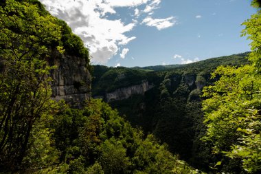 İtalya 'nın Asiago platosunda, Rotzo' da, ormanlar ve otlaklar arasındaki vadiler.