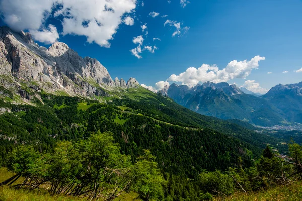 Dolomite dağları ve Alpler yeşil çayırlar ve orman ve alp çayırları arasındaki kaya örümcekleri Belluno Dolomites Vicenza Veneto İtalya 'daki Gossaldo Belluno' da bir dağ kulübesinde.