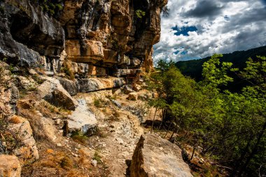 Rotzo 'daki eski kayalık duvarlar Asiago platosunda Vicenza Veneto İtalya' da.