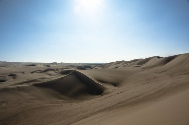 Ica Peru 'da mavi gökyüzü olan çöl çölündeki kum tepeleri.