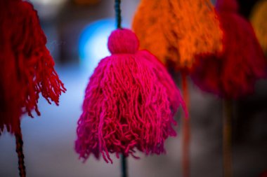 Peru 'daki İnka yün kolye yün Vicuna yün toplarının alpaka renkli alpaka yününden sarı, mor, turuncu, kırmızı, tüylü, tüylü tüy yumaklarını kapatın.