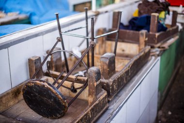 Peru 'daki Cuzco Inca şehrinin merkez pazarındaki boş balık tezgahının bir kısmının fotoğrafı.