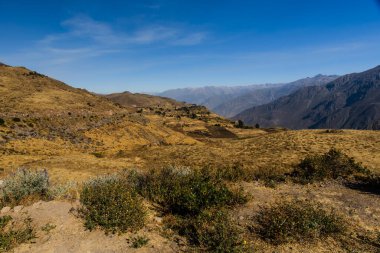 Şafak vakti Arequipa, Peru 'daki Colca Kanyonu üzerinde çorak bir plato.