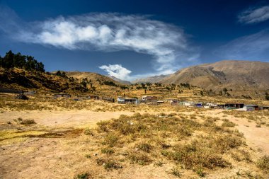 Şafak vakti Arequipa Peru 'daki Colca Kanyonu' nun arkasında mavi gökyüzü ve dağlar olan küçük bir köy.