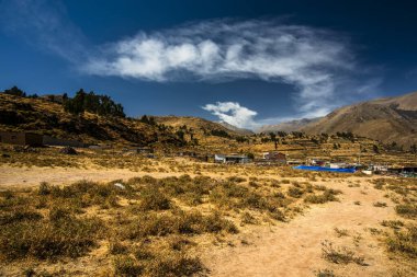 Şafak vakti Arequipa Peru 'daki Colca Kanyonu' nun arkasında mavi gökyüzü ve dağlar olan küçük bir köy.