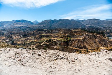 And Dağları 'nın ve Peru' nun dağlık arazisi Colca Kanyonu yakınlarındaki Arequipa bölgesinde yaz güneşi tarafından ağaçlar ve bitki örtüsüyle aydınlatılan vadiler ve uçurumlarla aydınlanır.