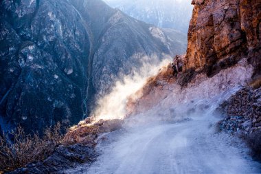 Toprak yollar, Peru 'nun Arequipa eyaletindeki Colca Kanyonu' nun vadilerinden geçer. Toz bulutları ve el değmemiş vadi manzaraları arasında.