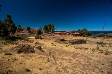 Taquile adasından Titicaca Gölü manzarası ve Peru 'daki Puno yakınlarındaki Uros popülasyonunun yetiştirdiği çayır ve sebze bahçeleri.