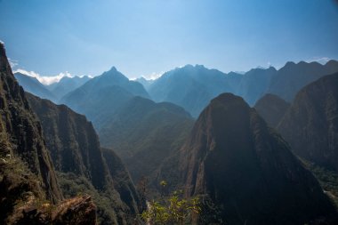 Peru 'nun güneyindeki Peru' nun güneyindeki Cordillera Doğu 'nun dağ zirveleri Peru And Dağları' ndaki tropik bitki örtüleriyle dolu derin vadi ve kanyonların arasında.