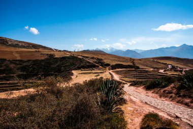 Dağ tepeleri ve vadiler arasındaki ovalar ve yaylaların güzel panoramaları Peru 'daki Doğu Cordillera' da tarım için basamaklar halinde çalıştı.