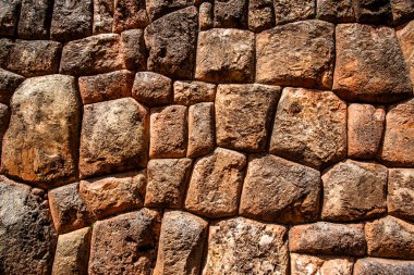 Güney Amerika, Peru 'da Cusco yakınlarında inşa edilen antik İnka oymalı taş duvarın detayları