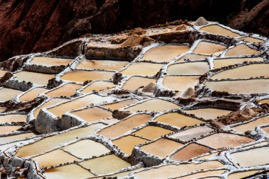 Dağ tuzunun ayrıntıları tuzlu beyaz tencereyle ve suyun kahverengisiyle birlikte Güney Amerika 'daki Peru' da buharlaşarak tuza dönüşüyor.