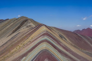 Güney Amerika 'nın Cusco bölgesindeki Ausangate yakınlarında Vinicunca ya da Winikunka olarak da adlandırılan And dağlarının manzarası