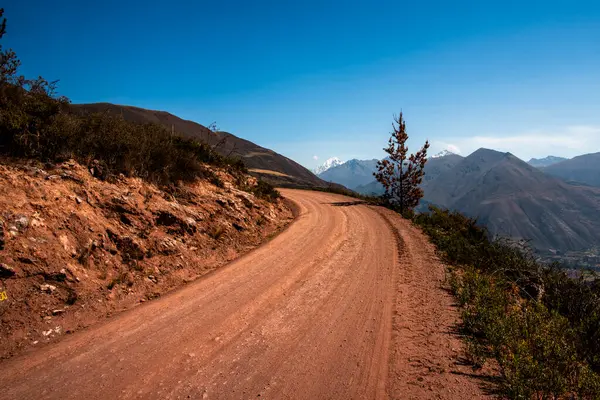 Dağ tepeleri ve vadiler arasındaki ovalar ve yaylaların güzel panoramaları Peru 'daki Doğu Cordillera' da tarım için basamaklar halinde çalıştı.