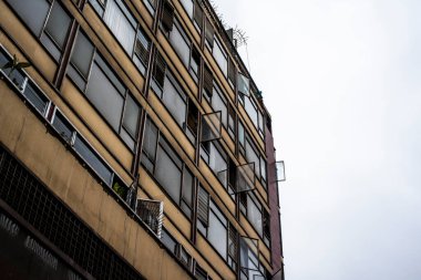 Geometrik mimari, Peru, Peru 'daki Lima' da pencereleri ve geometrik yapı çizgilerini kesiyor.