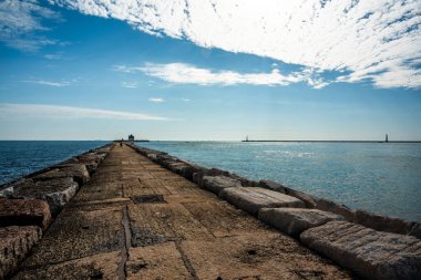 Venedikliler tarafından Istrian taşından yapılmış Malamocco yakınlarındaki liman barajları ve Venedik 'teki Lido of Venice İtalya' da Murazzi yakınlarında betonla güçlendirilmiş.