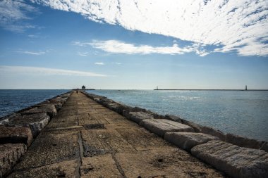 Venedikliler tarafından Istrian taşından yapılmış Malamocco yakınlarındaki liman barajları ve Venedik 'teki Lido of Venice İtalya' da Murazzi yakınlarında betonla güçlendirilmiş.