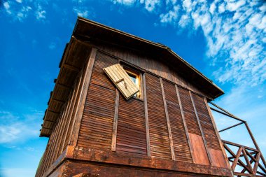 Veneto İtalya 'daki Venice Lido' daki Murazzi 'nin yanındaki Malamocco yakınlarındaki liman barajlarında balık tutmak için ağları olan eski ahşap ve demir balıkçı kulübeleri.