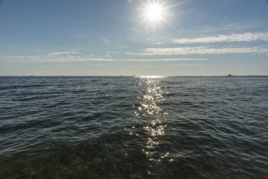Kışın sakin deniz, Venedik 'teki Lido di Venezia' nın kumlu plajları yakınlarındaki şeffaf ve dalgalı yeşil renk.