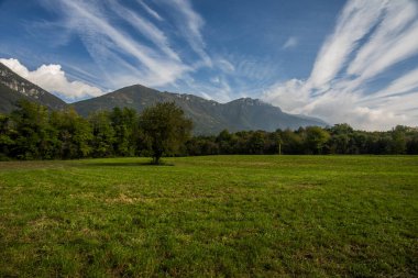 Valdastico 'nun yeşil çayırlar, yemyeşil ormanlar ve İtalya' nın Vicenza Veneto ili Cogollo del Cengio yakınlarındaki verimli Venedik kırsalına batmış köy yolları arasındaki görüntüsü