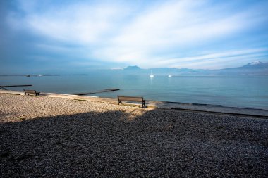 Peschiera del Gaarda, İtalya 'nın Verona kentinde sonbaharda sakin ve sakin sularla Garda Gölü panoraması