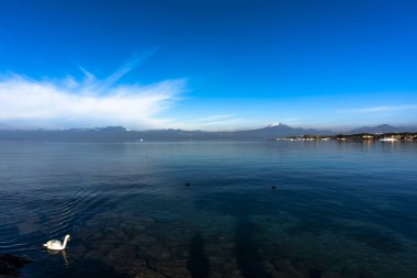 Peschiera del Gaarda, İtalya 'nın Verona kentinde sonbaharda sakin ve sakin sularla Garda Gölü panoraması