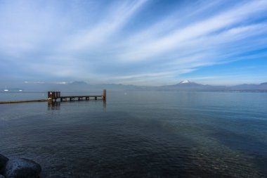 Peschiera del Gaarda, İtalya 'nın Verona kentinde sonbaharda sakin ve sakin sularla Garda Gölü panoraması