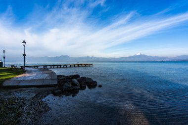 Peschiera del Gaarda, İtalya 'nın Verona kentinde sonbaharda sakin ve sakin sularla Garda Gölü panoraması