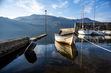 Eski balıkçı teknesi İtalya 'daki Lecco Gölü rıhtımına yanaştı.