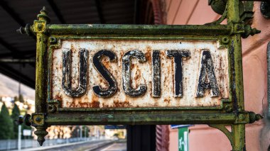 İtalya 'daki Lecco tren istasyonunda yazma çıkışı olan eski neoklasik stil masası