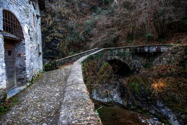 İtalya 'daki Como Gölü yakınlarındaki Varenna yakınlarındaki dağlık bir dere kıyısında terk edilmiş eski bir değirmen.