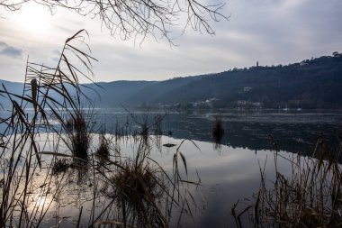Fimon Gölü 'nün manzarası sakin ve sakin suların arasında bir sonbahar günü Vicenza' daki Fimon Gölü 'nün tepeleri ve ağaçları arasında.