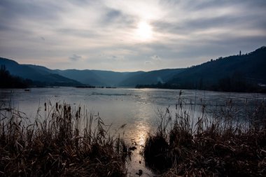Fimon Gölü 'nün manzarası sakin ve sakin suların arasında bir sonbahar günü Vicenza' daki Fimon Gölü 'nün tepeleri ve ağaçları arasında.