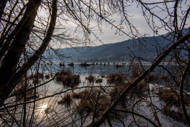Fimon Gölü 'nün manzarası sakin ve sakin suların arasında bir sonbahar günü Vicenza' daki Fimon Gölü 'nün tepeleri ve ağaçları arasında.
