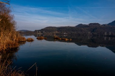 Fimon Gölü 'nün manzarası sakin ve sakin suların arasında bir sonbahar günü Vicenza' daki Fimon Gölü 'nün tepeleri ve ağaçları arasında.