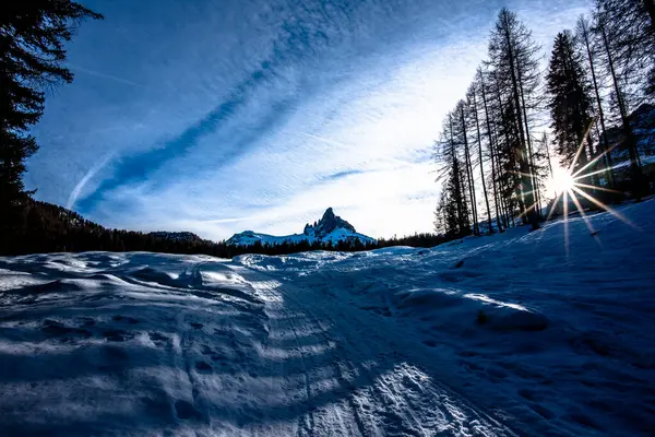 Belluno Alpleri 'nin karlı manzarası Cortina Dolomitleri arasında Ampezzo mavi gökyüzü Belluno' daki Dolomite tepeleri arasında