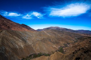 Jebel Saghro yakınlarındaki dağ tepeleri ve Marakeş ve çöl arasındaki antik kayalar arasındaki güney Atlas 'ın güzel vadilerinin manzarası.