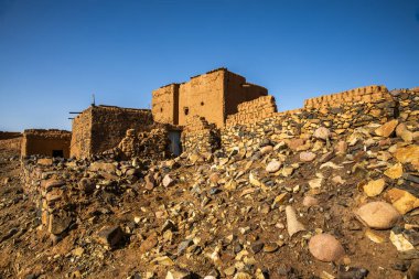 Kuru taş duvarları ve ıssız caddeleri olan küçük bir köy. Jebel Saghro yakınlarındaki yüksek Atlas Dağları 'ndan önceki yarı terk edilmiş ve yalnız son kale. Fas' taki Marakeş ve çöl arasında.