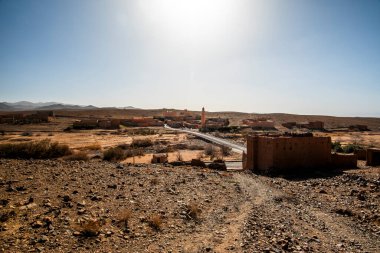 Kuru taş duvarları ve ıssız caddeleri olan küçük bir köy. Jebel Saghro yakınlarındaki yüksek Atlas Dağları 'ndan önceki yarı terk edilmiş ve yalnız son kale. Fas' taki Marakeş ve çöl arasında.