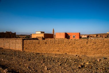 Kuru taş duvarları ve ıssız caddeleri olan küçük bir köy. Jebel Saghro yakınlarındaki yüksek Atlas Dağları 'ndan önceki yarı terk edilmiş ve yalnız son kale. Fas' taki Marakeş ve çöl arasında.