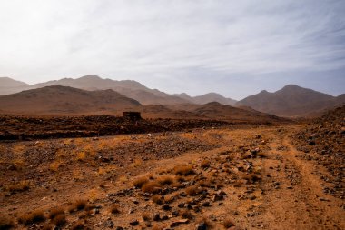 Turuncu volkanik kayalar ve çöl Atlas Panoraması dağlarda Jebel Saghro yakınlarında çöl ile Fas 'ta Marakeş arasında.