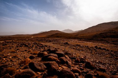 Jebel Saghro yakınlarındaki dağ tepeleri ve Marakeş ve çöl arasındaki antik kayalar arasındaki güney Atlas 'ın güzel vadilerinin manzarası.