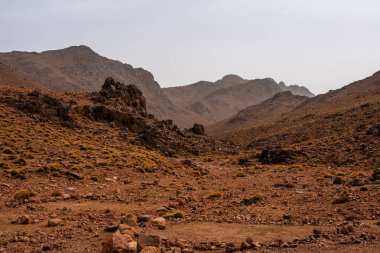 Jebel Saghro yakınlarındaki dağ tepeleri ve Marakeş ve çöl arasındaki antik kayalar arasındaki güney Atlas 'ın güzel vadilerinin manzarası.