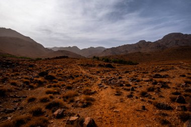 Jebel Saghro yakınlarındaki dağ tepeleri ve Marakeş ve çöl arasındaki antik kayalar arasındaki güney Atlas 'ın güzel vadilerinin manzarası.