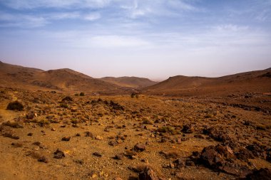 Jebel Saghro yakınlarındaki dağ tepeleri ve Marakeş ve çöl arasındaki antik kayalar arasındaki güney Atlas 'ın güzel vadilerinin manzarası.