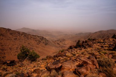 Jebel Saghro yakınlarındaki dağ tepeleri ve Marakeş ve çöl arasındaki antik kayalar arasındaki güney Atlas 'ın güzel vadilerinin manzarası.