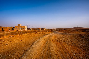 Kuru taş duvarları ve ıssız caddeleri olan küçük bir köy. Jebel Saghro yakınlarındaki yüksek Atlas Dağları 'ndan önceki yarı terk edilmiş ve yalnız son kale. Fas' taki Marakeş ve çöl arasında.