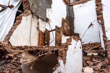 Ev, Fas 'ta Marakeş' te bir evin deprem kalıntıları yüzünden harap oldu ve yok oldu.